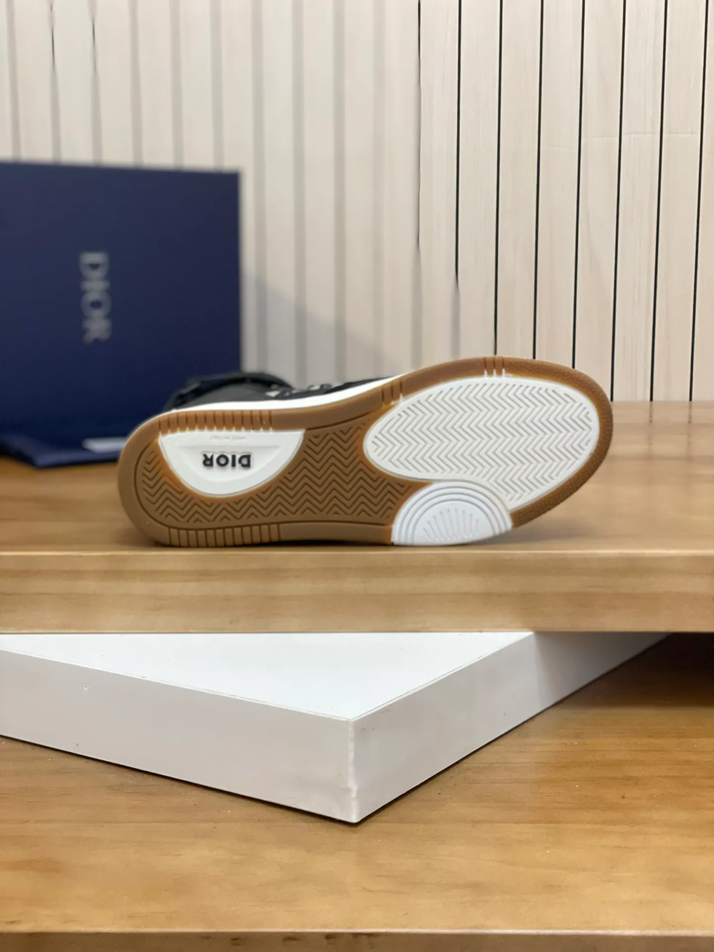 Men's shoes: 💰P460¥ Product trademark: Dior* "Dior*" high-top casual shoes Regular size: 38-44 (can be customized to 45.46) Product materials: Upper imported cowhide stitched with original fabric, breathable lining, original outsole. Number: 1006